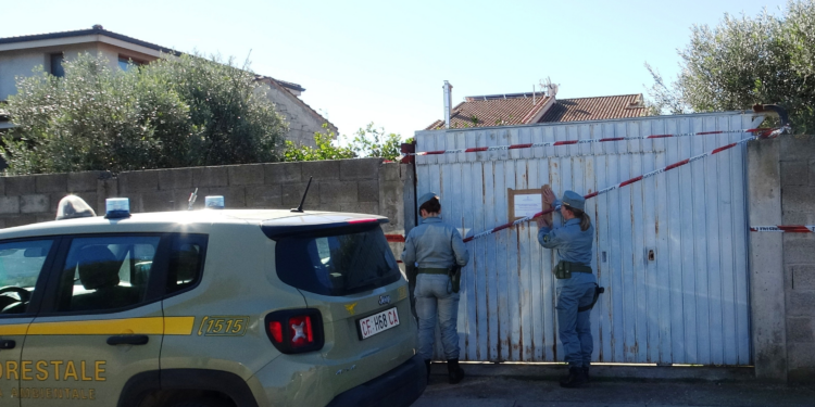 Gli uomini della Stazione forestale di Oristano hanno individuato e posto sotto sequestro un’area e alcuni locali utilizzati come autofficina meccatronica